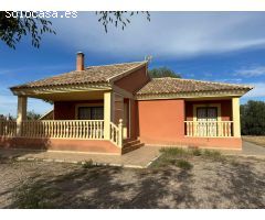 CASA-CHALET CON 3 DORMITORIOS, GARAJE, PORCHES, BARBACOA Y JARDINES, VALLADA EN AGUADERAS