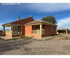 CASA-CHALET CON 3 DORMITORIOS, GARAJE, PORCHES, BARBACOA Y JARDINES, VALLADA EN AGUADERAS