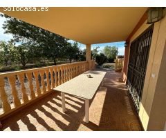 CASA-CHALET CON 3 DORMITORIOS, GARAJE, PORCHES, BARBACOA Y JARDINES, VALLADA EN AGUADERAS