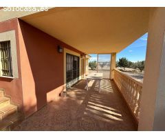 CASA-CHALET CON 3 DORMITORIOS, GARAJE, PORCHES, BARBACOA Y JARDINES, VALLADA EN AGUADERAS