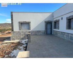 CASA NUEVA SEMIMODERNA CON JARDINES EN AGUADERAS