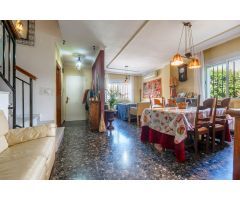 Preciosa casa adosada de 3 dormitorios, con garaje doble de 53 m2 y patio de 77 m2 en Belicena