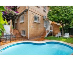 Casa pareada con piscina frente al estadio del Betis