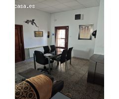 Terreno con piscina y edificación