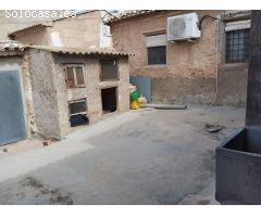 Inmobiliaria Jiménez Huèscar vende casa junto al castillo de Pliego con patio muy amplio.