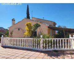 Vende chalet con piscina en estilo rústico.