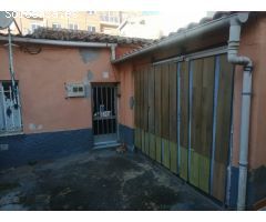 CASA EN LA ZONA DE SANTA ELENA PARA REFORMAR, CON GARAJE