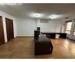 EXCELENTE OFICINA EN ENTRESUELO UBICADO EN LA AV. PADRE ESPLA