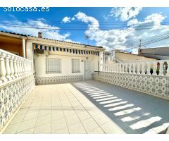 SE VENDE ADDOSADO DE 2D SEMIREFORMADO Y SIN VECINOS ARRIBA EN TORREVIEJA