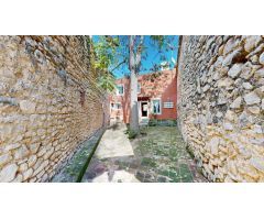 FINCA URBANA EN EL CENTRO DEL PUEBLO DE TORREMANZANAS.
