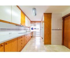 Amplia vivienda con terraza y excelentes vistas junto a la Iglesia del Cachorro – Triana Oeste