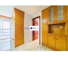 Amplia vivienda con terraza y excelentes vistas junto a la Iglesia del Cachorro – Triana Oeste