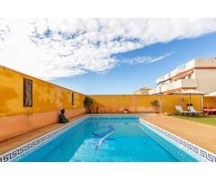 Exclusiva Vivienda Familiar en Aguas Nuevas con Piscina Privada y Amplios Espacios