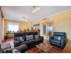 Exclusiva Vivienda Familiar en Aguas Nuevas con Piscina Privada y Amplios Espacios