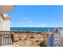 ¡Vistas al Mar y Comodidad en Torreblanca! Ático Dúplex de 3 Habitaciones + 1  baño