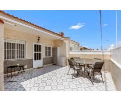 ¡Bungalow reformado con orientación este y gran patio!