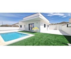 CHALET CON PARCELA Y PISCINA PRIVADA!