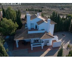 CHALET DE 3 DORMITORIOS. 2 BAÑOS. ESTILO TRADICIONAL MEDITERRÁNEO.