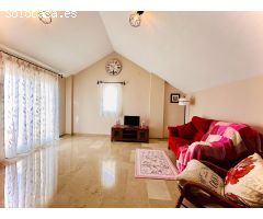 ¡Espaciosa casa en Ogíjares con terrazas y gran cochera!
