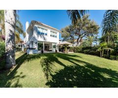 Villa boutique contemporánea con vistas al mar y lindando con un campo de golf.