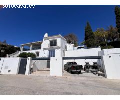 Espectacular villa recientemente renovada con piscina y apartamento separado en la planta baja.