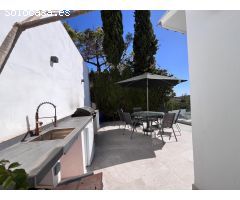 Espectacular villa recientemente renovada con piscina y apartamento separado en la planta baja.