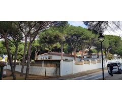 Oportunidad Única: Villa con Proyecto y Licencia en Exclusiva Urbanización de Golf