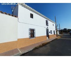 Casa de campo adosada con gran patio en Urcal