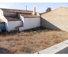 Casa de campo adosada con gran patio en Urcal