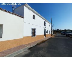 Casa de campo adosada con gran patio en Urcal