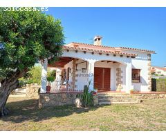 Casa independiente de 3 habitaciones con jardin, piscina, garaje en Llorenç del Penedès