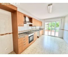 Acogedora casa adosada de 4 habitaciones con jardín y garaje en Les Masuques, Castellet i la Gornal