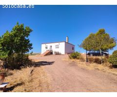 FINCA DE 2 HECTAREAS CON VIVIENDA, 3 DORMITORIOS, 2 BAÑOS, AGUA DE RED , LUZ, BUEN ACCESO Y VISTAS