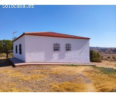 FINCA DE 2 HECTAREAS CON VIVIENDA, 3 DORMITORIOS, 2 BAÑOS, AGUA DE RED , LUZ, BUEN ACCESO Y VISTAS