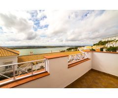 ADOSADO EN EL MIRADOR DEL GUADIANA, AYAMONTE, CON VISTAS PANORÁMICAS
