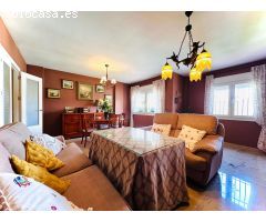 ¡Espaciosa casa en Ogíjares con terrazas y gran cochera!