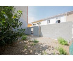 Solar junto al PTS para tres apartamentos con trasteros