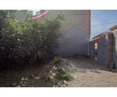 Solar junto al PTS para tres apartamentos con trasteros