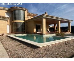 ESPECTACULAR CASA CON PISCINA