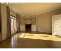 Piso a refromar de dos habitaciones con posibilidad de tres habtaciones alto luminoso