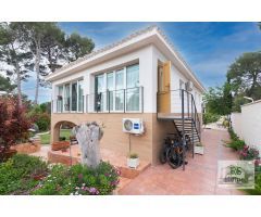 Chalet con apartamento privado y piscina en Entrepinos,  La Eliana
