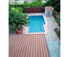 Chalet con jardín y piscina