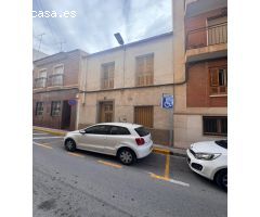 Casa de dos plantas, superficie de la planta baja 130m2. Posibilidad de garaje. Precio 85.000-€