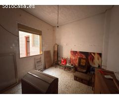 Planta baja de 4 habitaciones con patio para reformar. Precio 65.000-€
