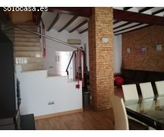 Excelente casa reformada de 4 habitaciones con garaje privado.