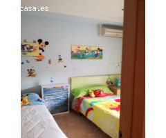 Excelente casa reformada de 4 habitaciones con garaje privado.