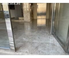 Entresuelo para oficinas muy bien situado en zona comercial.