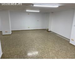 Entresuelo para oficinas muy bien situado en zona comercial.