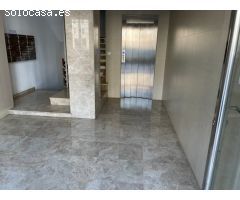Entresuelo para oficinas muy bien situado en zona comercial.
