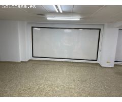 Entresuelo para oficinas muy bien situado en zona comercial.